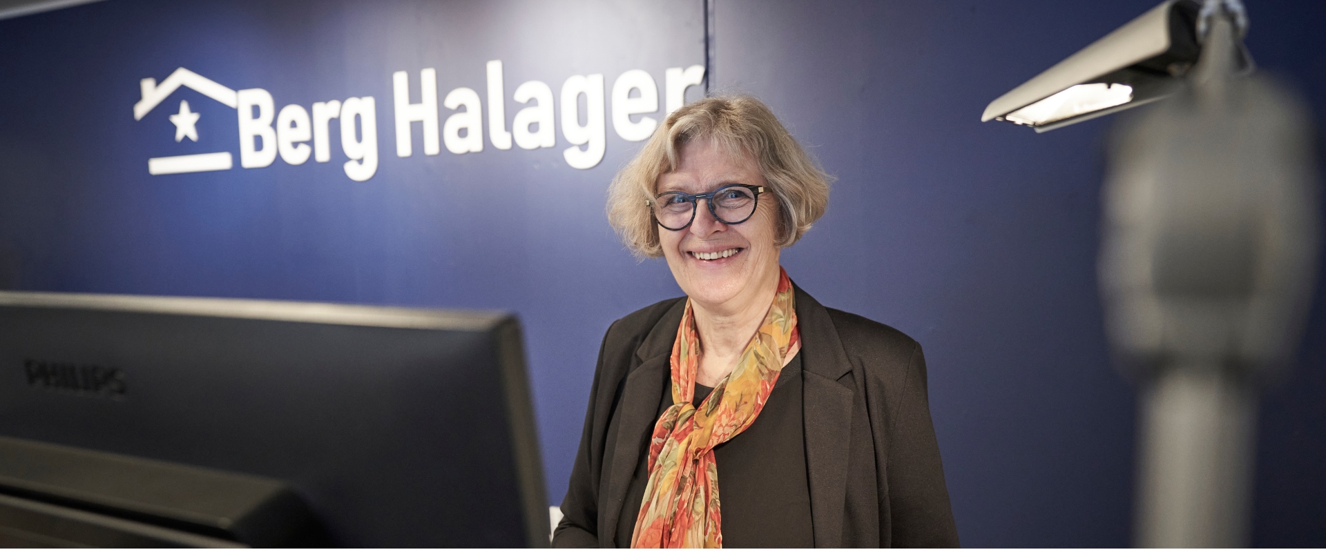 Else Berg bag skrivebordet hos Ejendomsmæglerfirmaet Berg Halager i Hornslet og Syddjurs